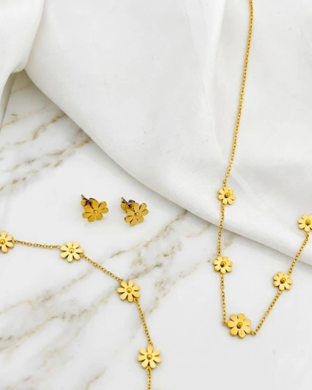 Gold Daisy Necklace Earring Set